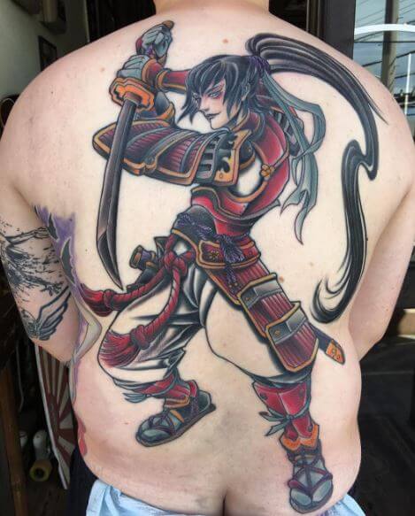Tatuaje de samurái en la espalda 3