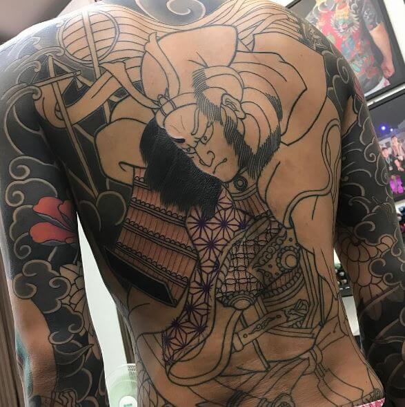 Tatuaje samurái en la espalda 2