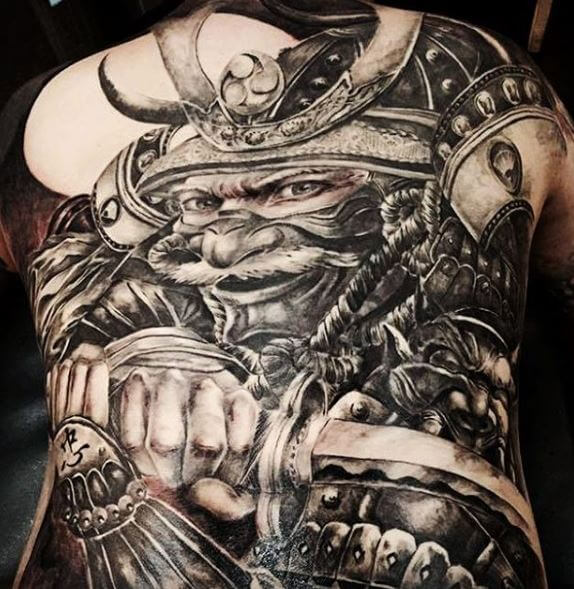 Tatuaje samurái en el cuerpo 7