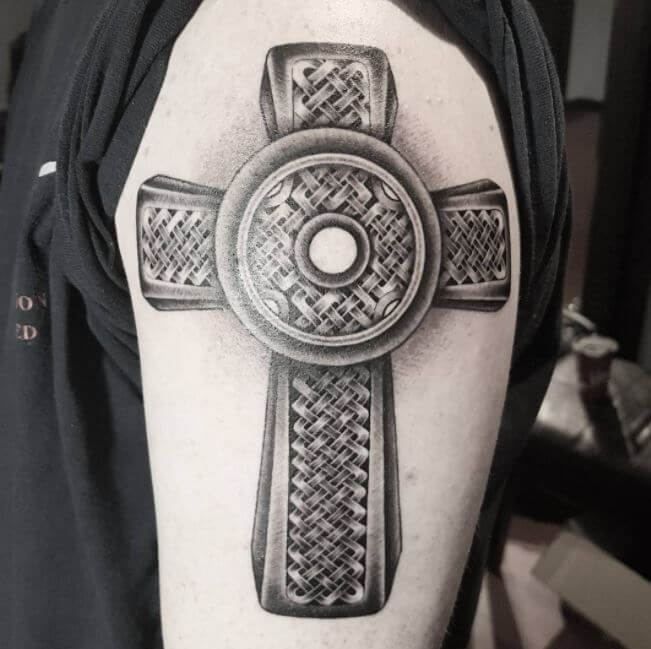 Tatuajes de cruz celta en el brazo