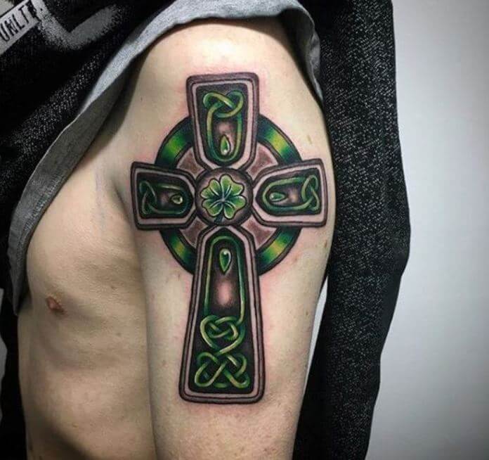 Tatuajes de cruz celta irlandesa para hombres