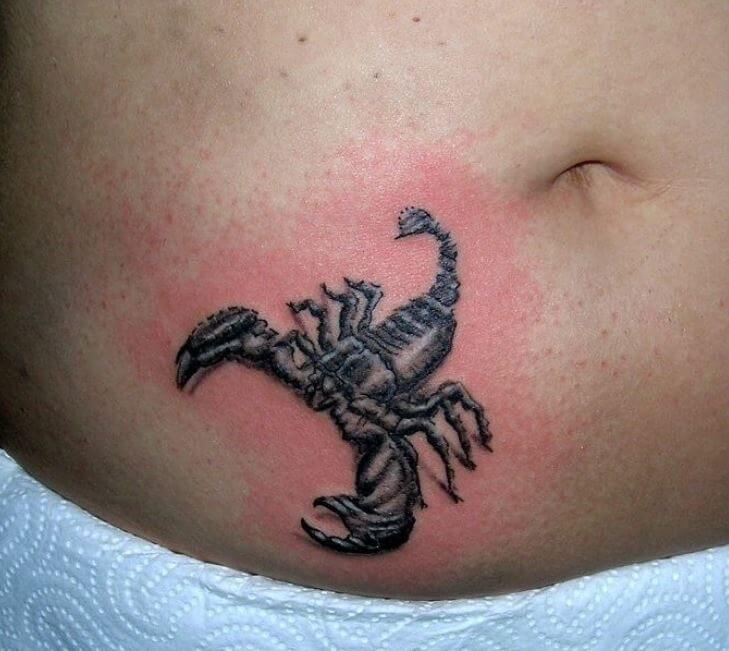Tatuaje de escorpión negro y gris