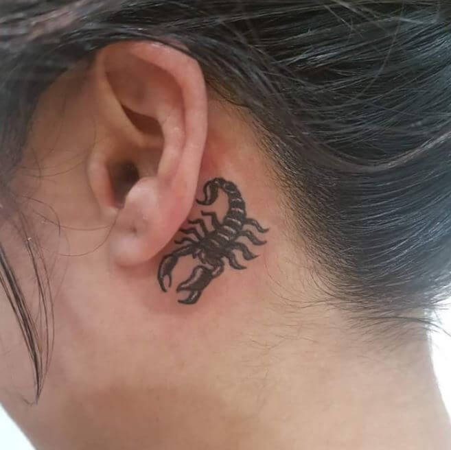 Tatuajes De Escorpión Detrás De La Oreja
