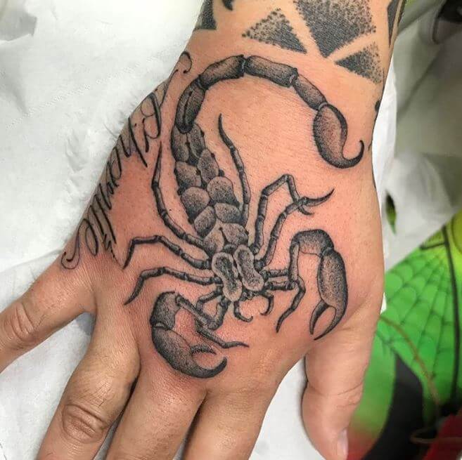 Tatuajes De Escorpión Para Manos