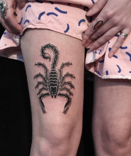 Tatuaje De Escorpión En La Pierna