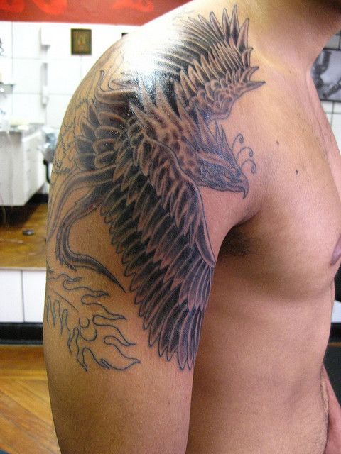 Tatuajes de dragón para el hombro de los hombres (11)