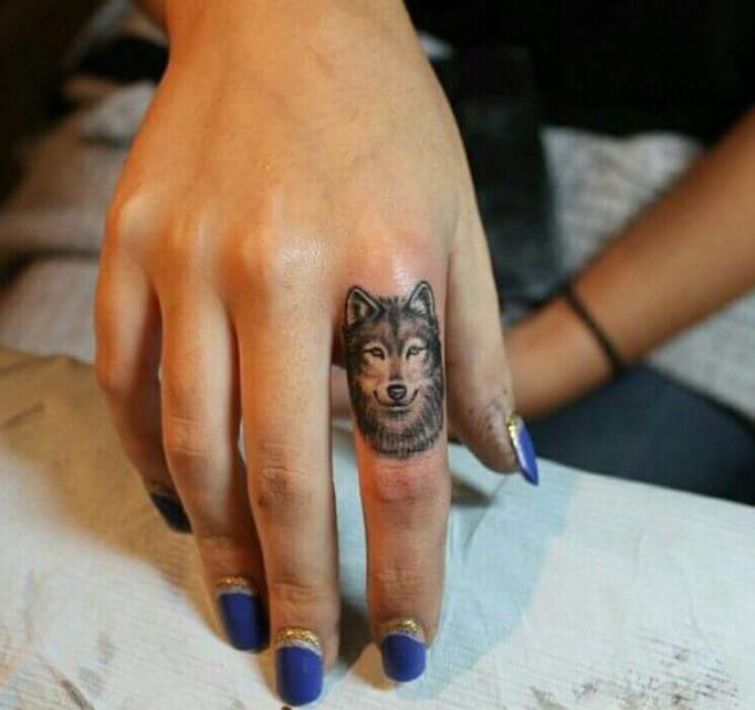 Tatuaje Minimalista De Lobo