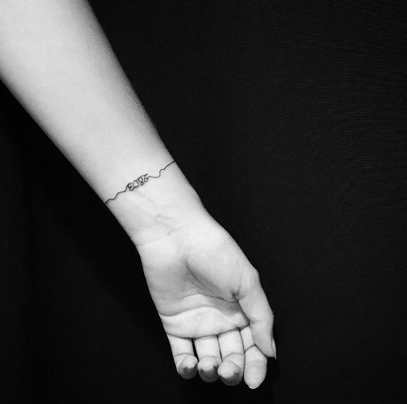 Diseños e ideas de tatuajes de pulsera con fecha