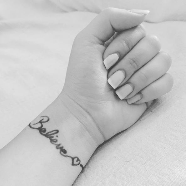 Diseños e ideas de tatuajes de pulsera de fuente Believe