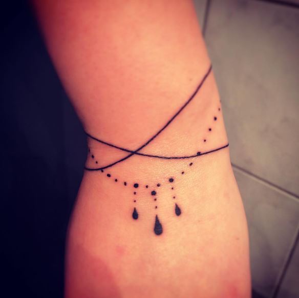 Diseño de tatuajes de pulsera con forro para mujer