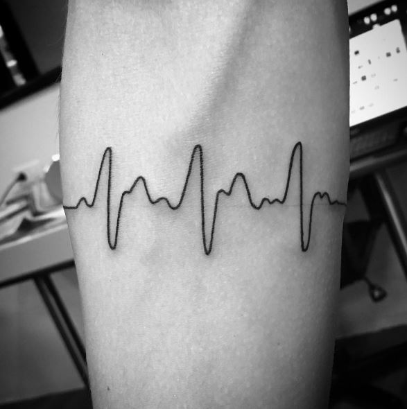 Diseño e ideas de tatuajes de pulsera con latidos del corazón