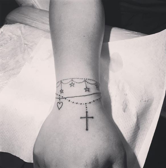 Diseños e ideas de tatuajes de pulsera de cuatro estrellas