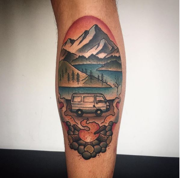 Diseño de tatuajes de autobús y montaña en brazos