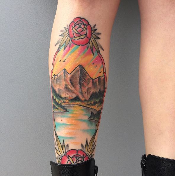 Diseño de tatuajes de paisajes de colores en la pierna