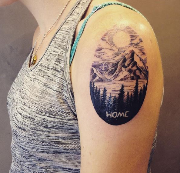 Diseño de tatuajes de montaña y bosque en bíceps
