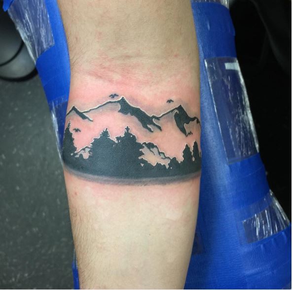 Diseño de tatuajes de paisaje de montaña en el antebrazo