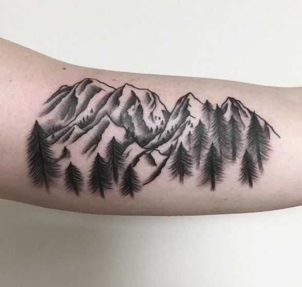 Diseño de tatuajes de montaña en bíceps
