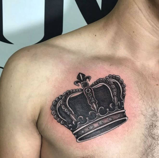 Tatuaje De Corona En El Pecho