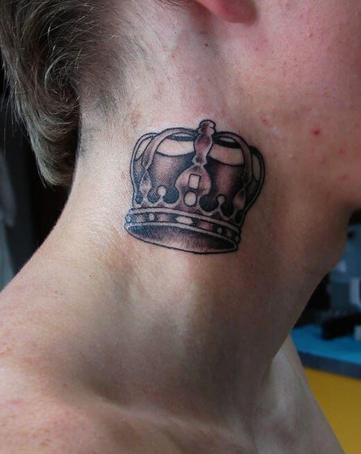 Tatuaje De Corona En El Cuello