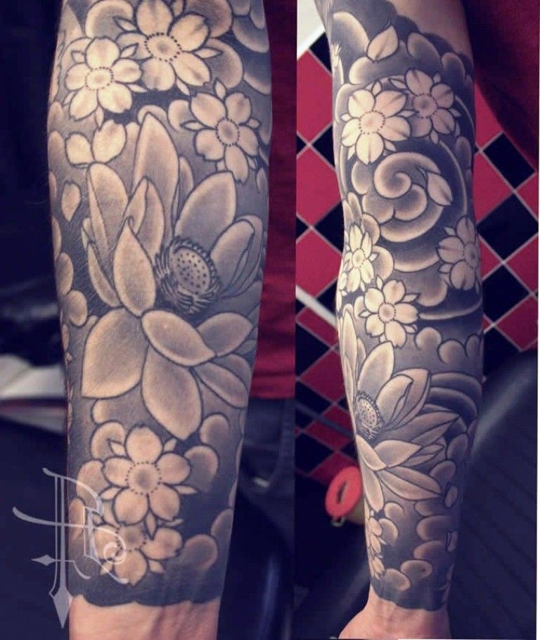 Manga japonesa del tatuaje de la flor de cerezo
