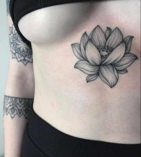 Tatuaje de flor de loto negra y gris