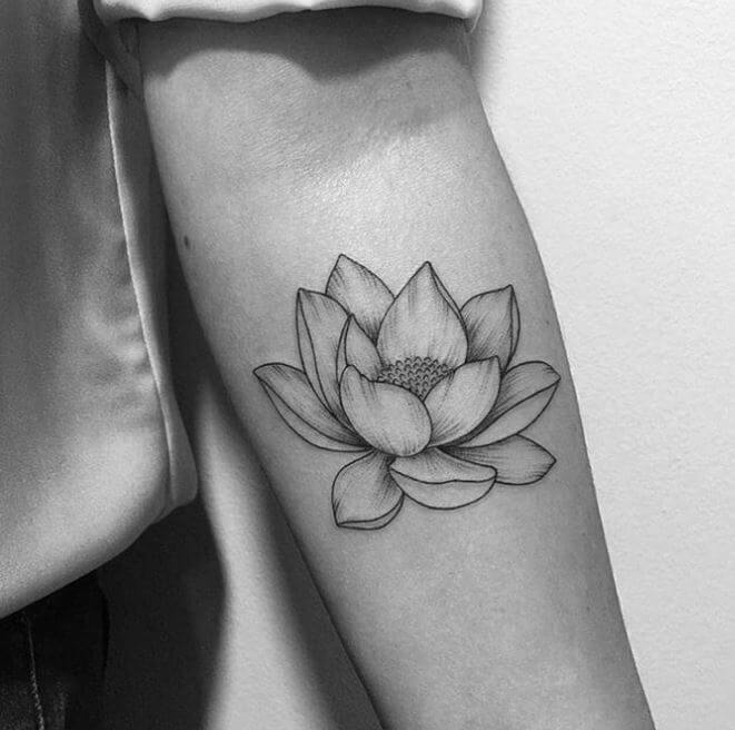 Tatuaje de flor de loto blanco y negro