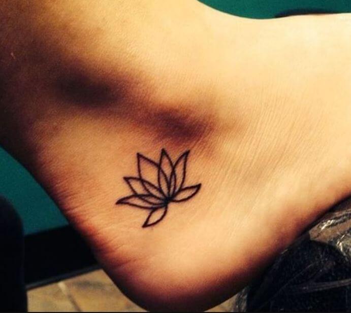 Tatuaje de flor de loto en el tobillo