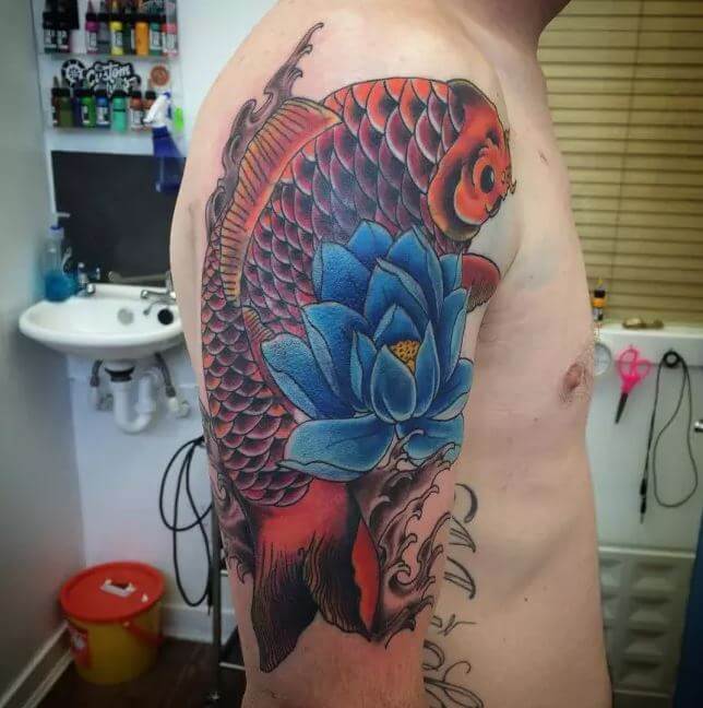 Tatuaje de flor de loto de pez koi