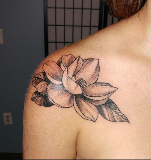 Tatuaje De Flor De Loto En El Hombro