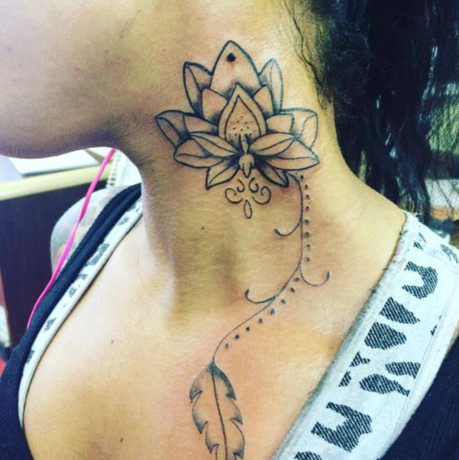 Tatuaje De Flor De Loto En El Cuello