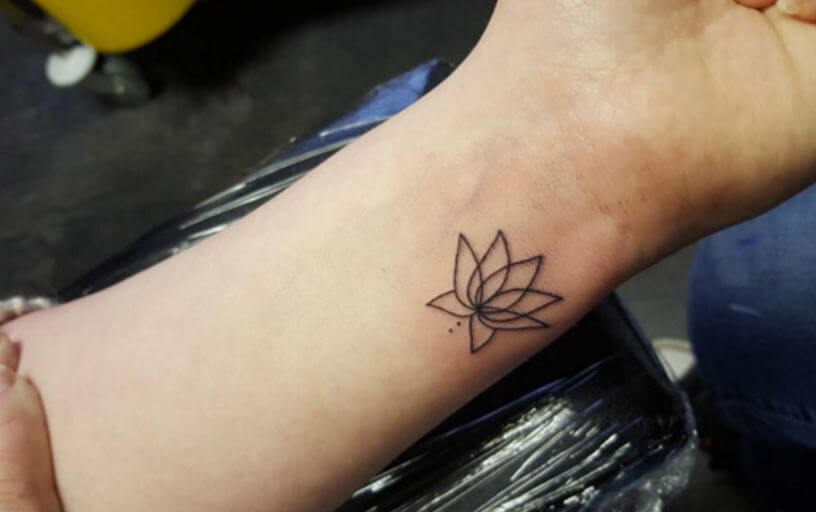 Tatuaje De Contorno De Flor De Loto