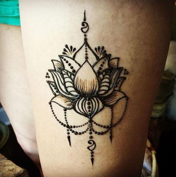 Tatuaje De Flor De Loto En El Muslo