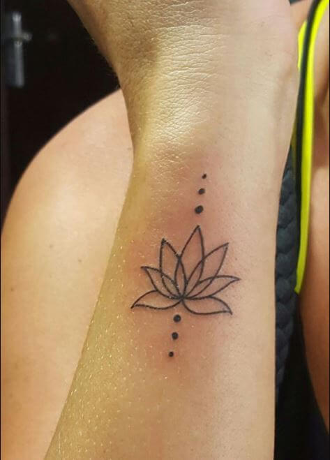 Tatuaje De Flor De Loto Sencillo