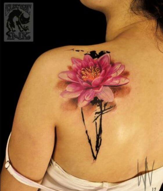 Tatuaje de flor de loto realista