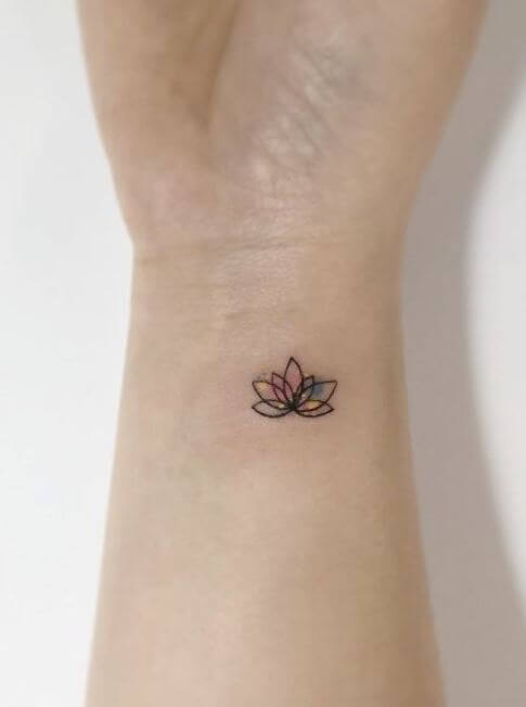 Pequeño tatuaje de flor de loto