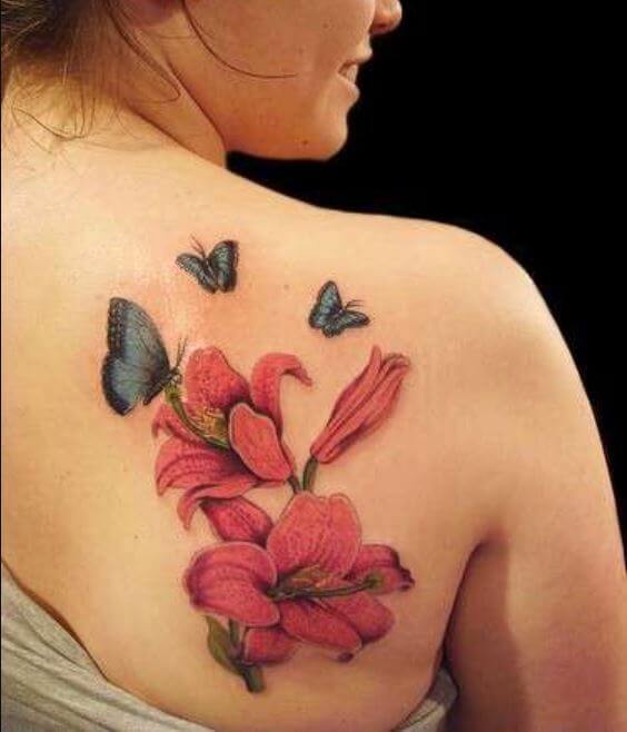 Mariposa y flor en la espalda superior del hombro