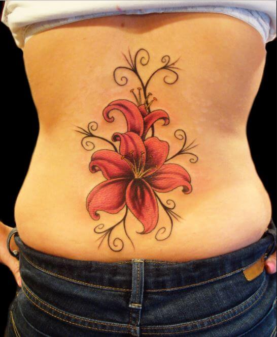 Tatuajes de flores en la espalda baja para niñas