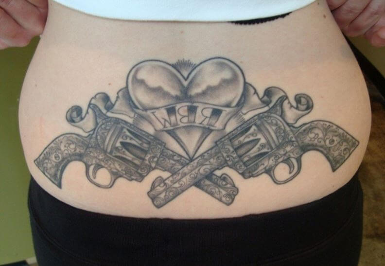 Tatuajes en la espalda baja para chicas con corazones