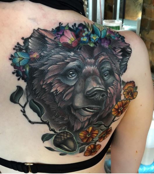 Increíble diseño de tatuajes de oso negro en la parte superior trasera de las mujeres