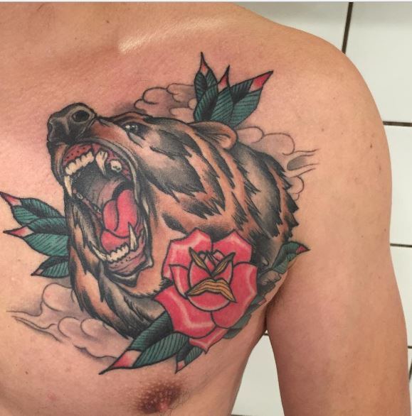 Diseño de tatuajes de oso en el pecho