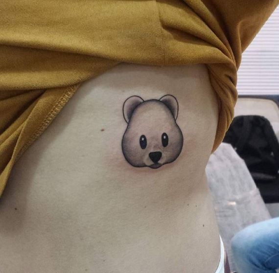 Diseño de tatuajes de oso en la caja torácica