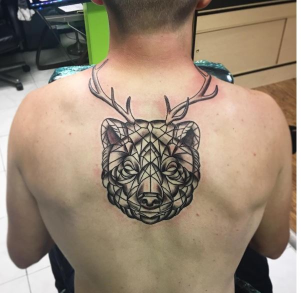 Diseño de tatuajes de osos en la parte superior trasera de los hombres