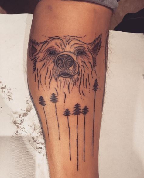 Diseño de tatuajes de oso y bosque en las piernas