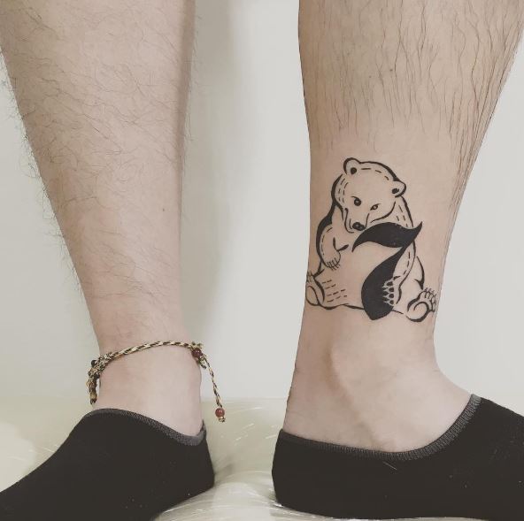 Pequeño diseño de tatuajes de osito bebé en las piernas