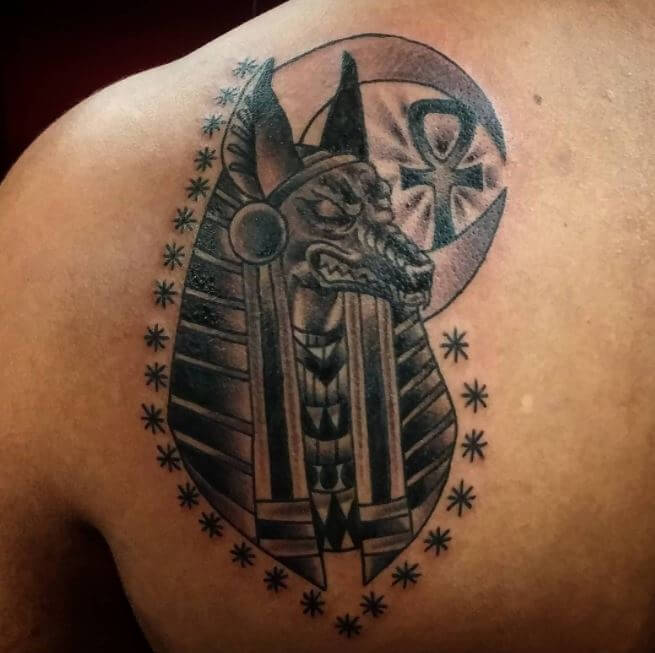 Tatuaje de Anubis en la parte superior de la espalda