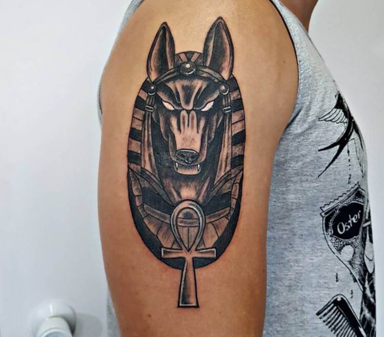 Tatuaje de Anubis en el brazo
