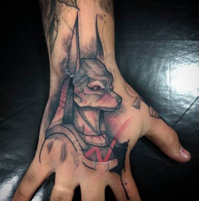 Tatuaje De Anubis En La Mano