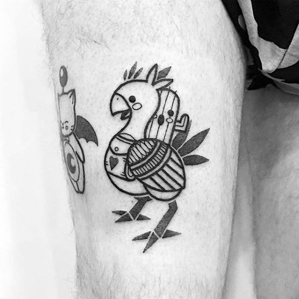 Cactuar de Final Fantasy para hombre montando un tatuaje de Chocobo en el muslo