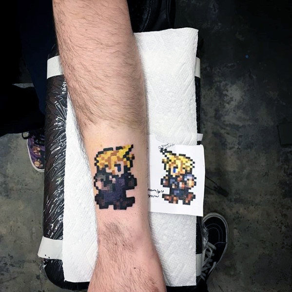 Pequeños y sencillos tatuajes de Final Fantasy para chicos en el antebrazo