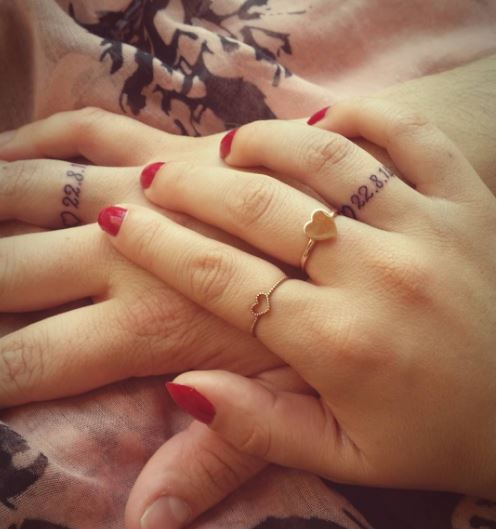 Increíble diseño de tatuajes de anillos de boda para mujeres